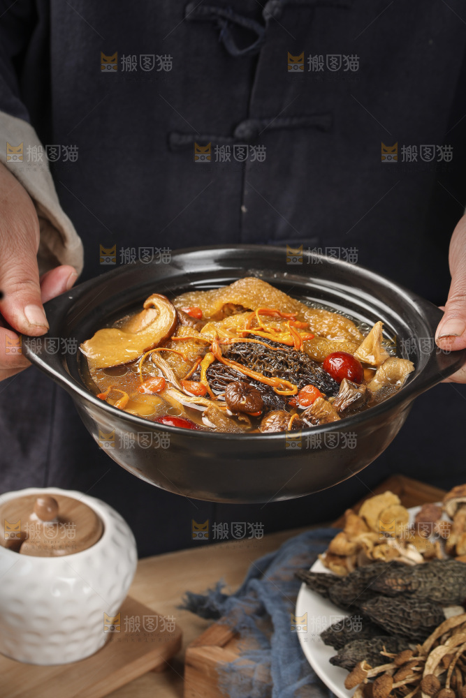 手里端着一锅七彩菌菇汤