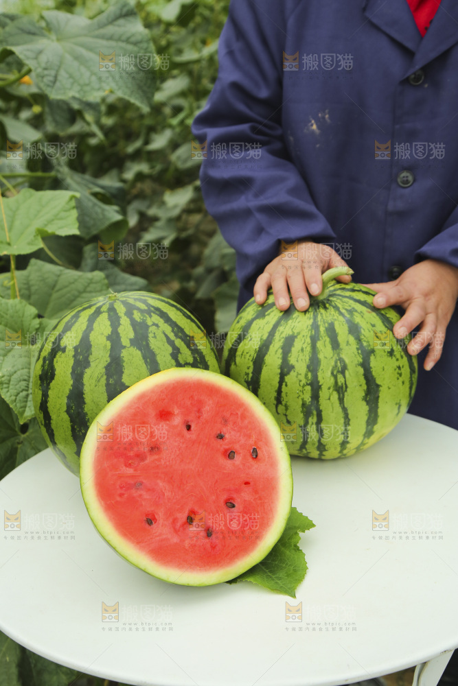 桌子上放着红心西瓜