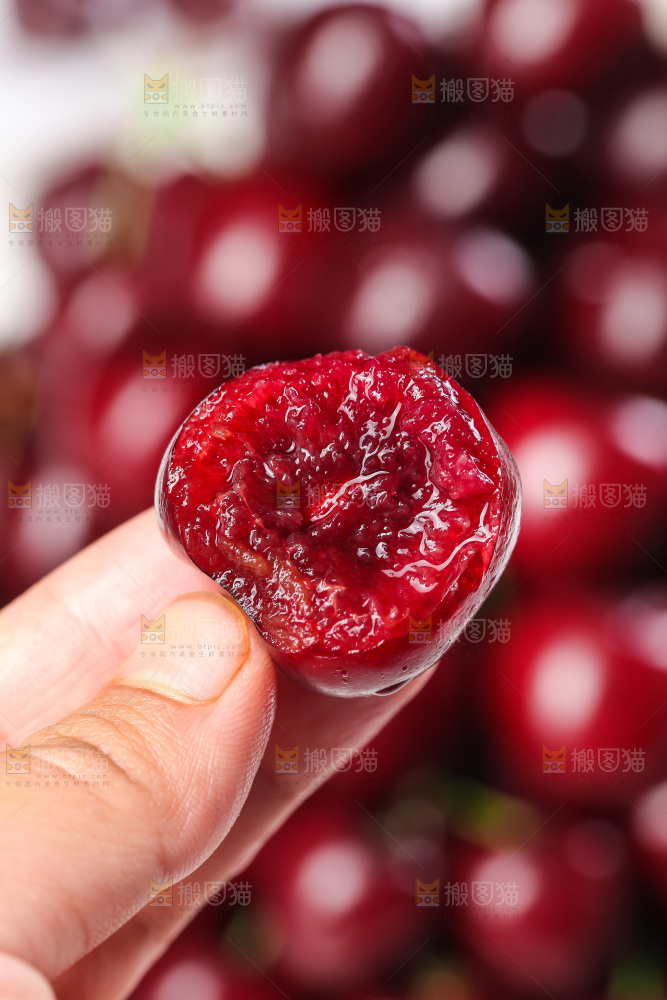 手里拿着大樱桃
