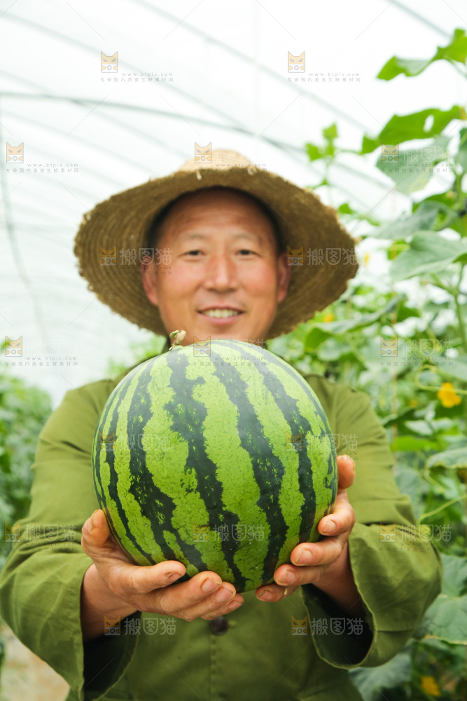 手里抱着个大西瓜