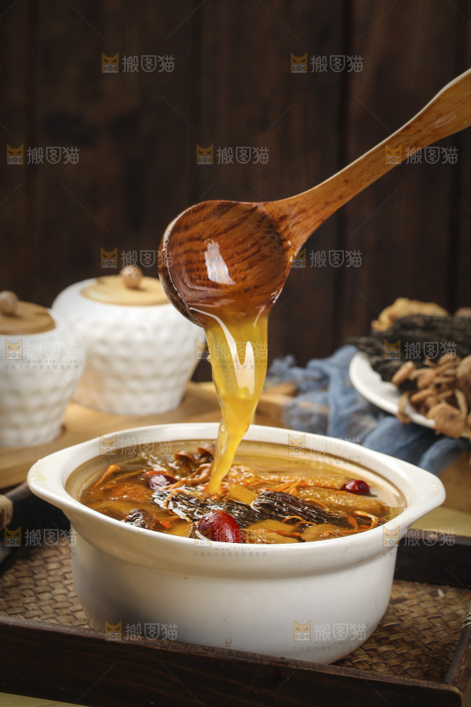 勺子上舀着八珍菌汤