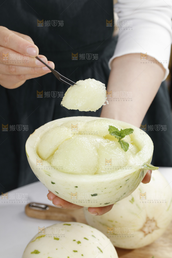 叉子上舀着月露流星瓜果肉