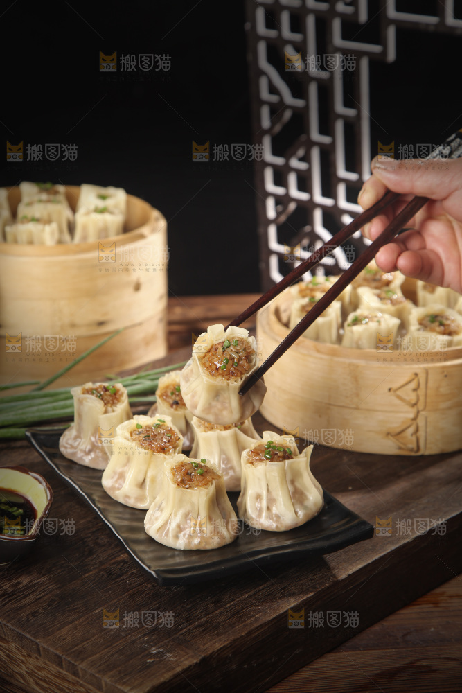 筷子上夹着烧卖