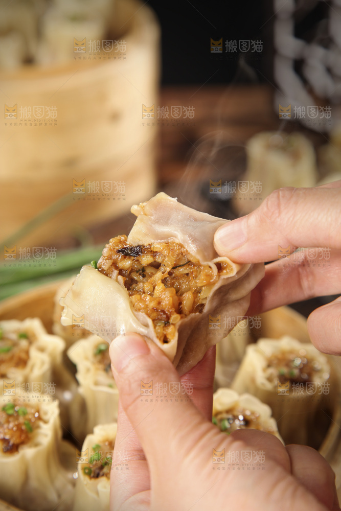 手里拿着烧卖