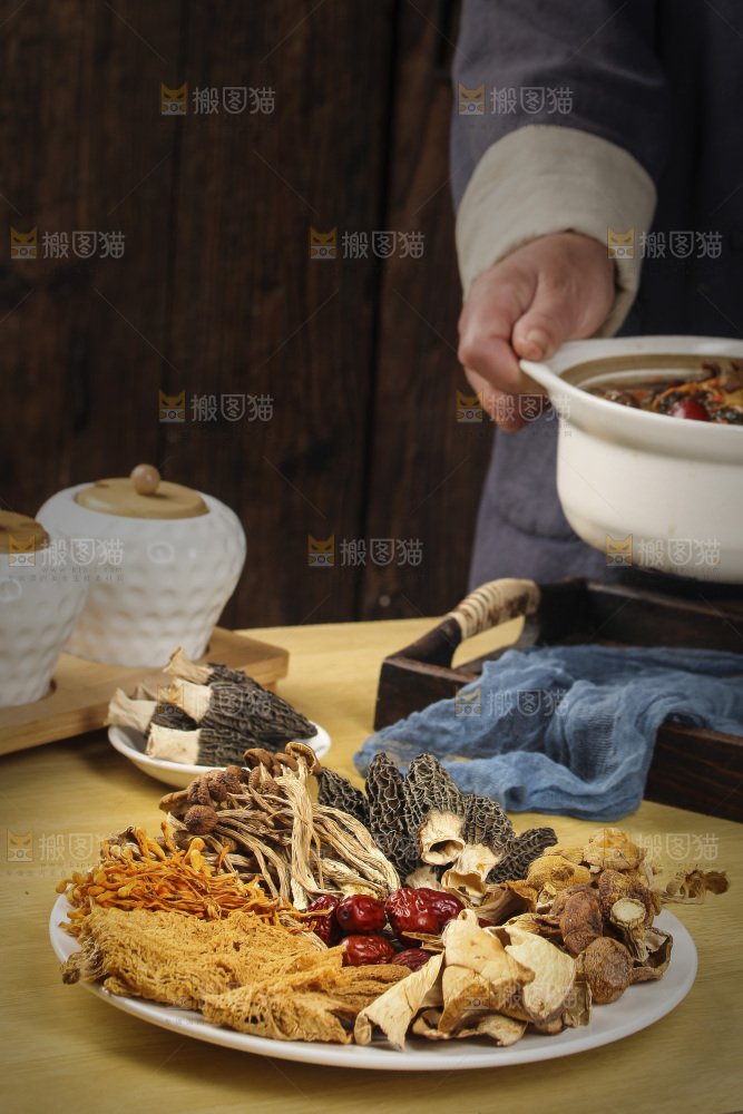 一盘七彩菌菇