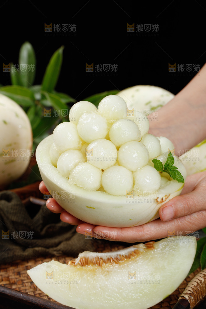 手里拿着白露流星蜜瓜果肉