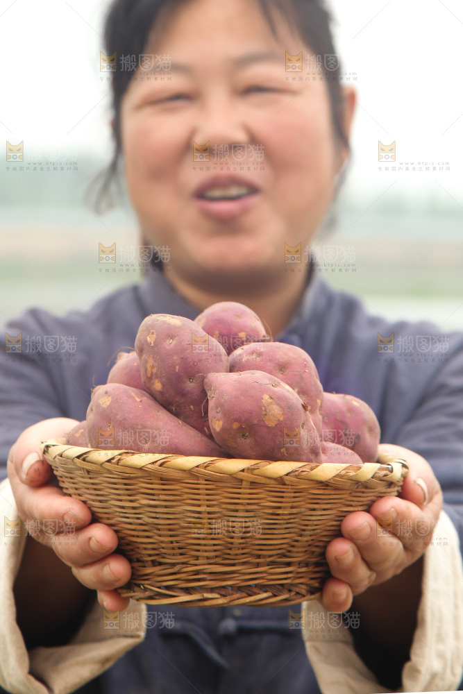 手里端着一篮临安鸡蛋薯