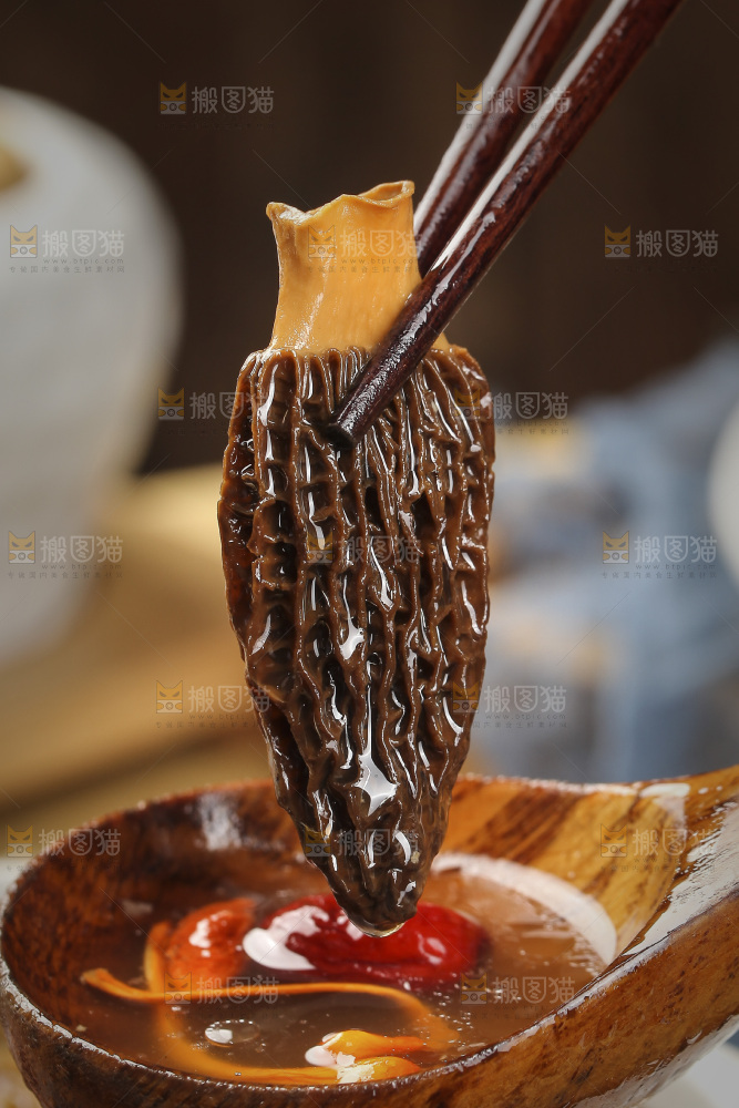 筷子上夹着羊肚菌