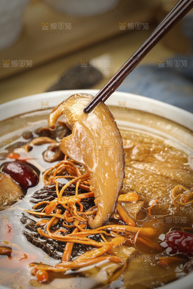 筷子上夹着菌菇