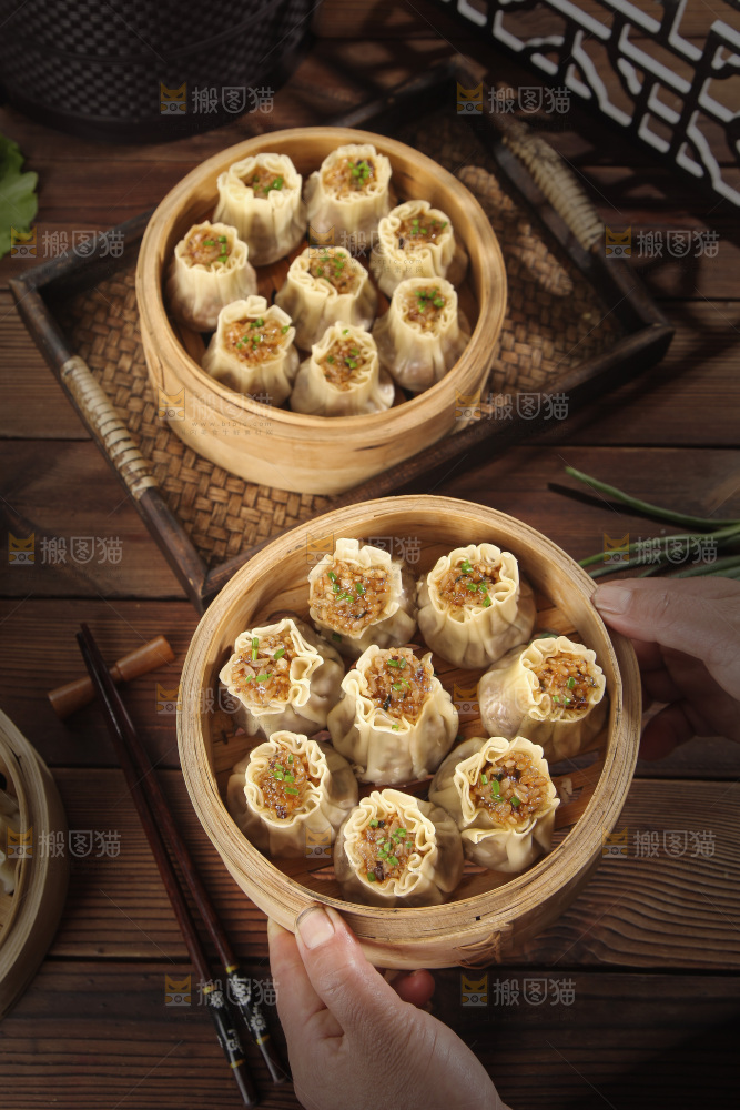 手里端着一笼烧卖