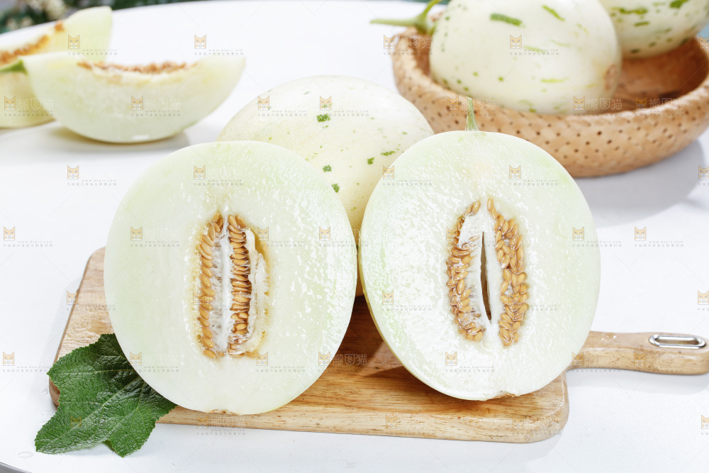 木板上摆放着白心月露流星蜜瓜