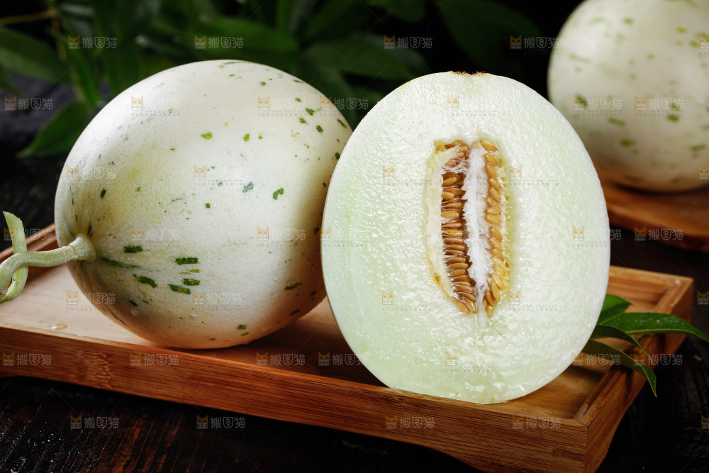 木盘里放着白露流星蜜瓜