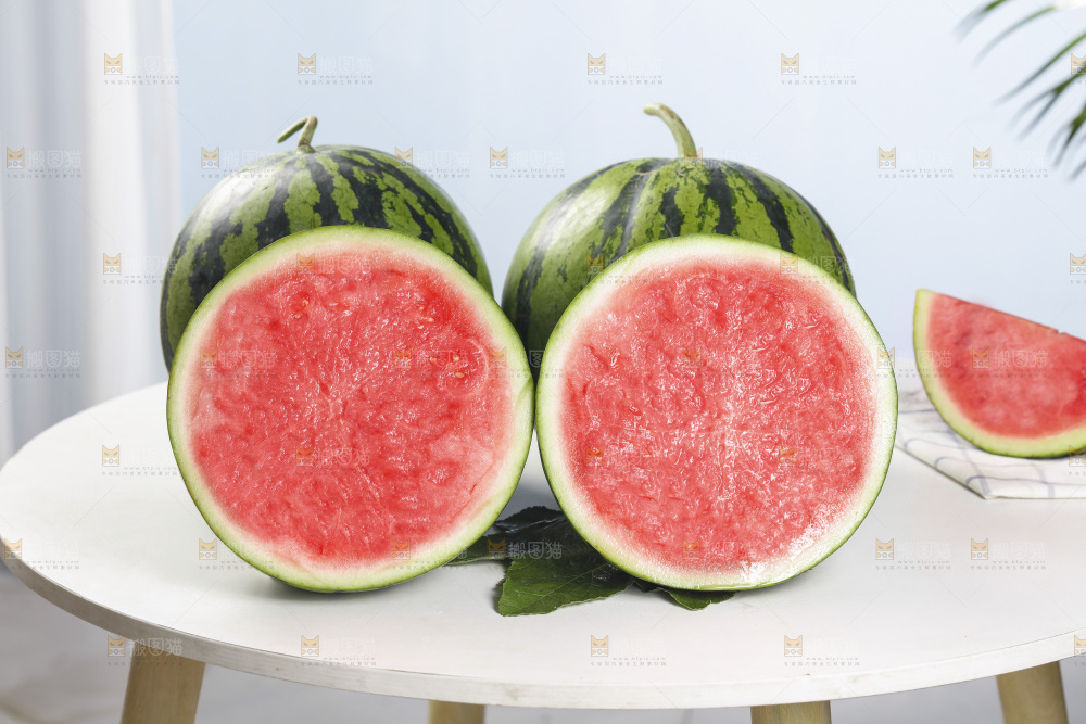 桌子上摆放着红心西瓜
