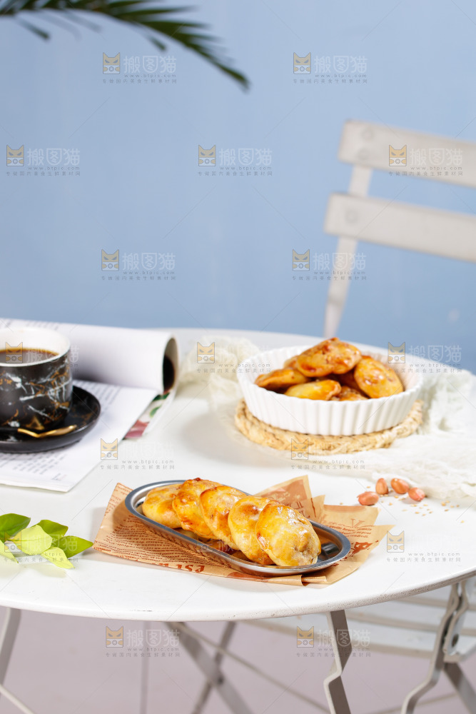 桌子上摆放着鸡仔饼