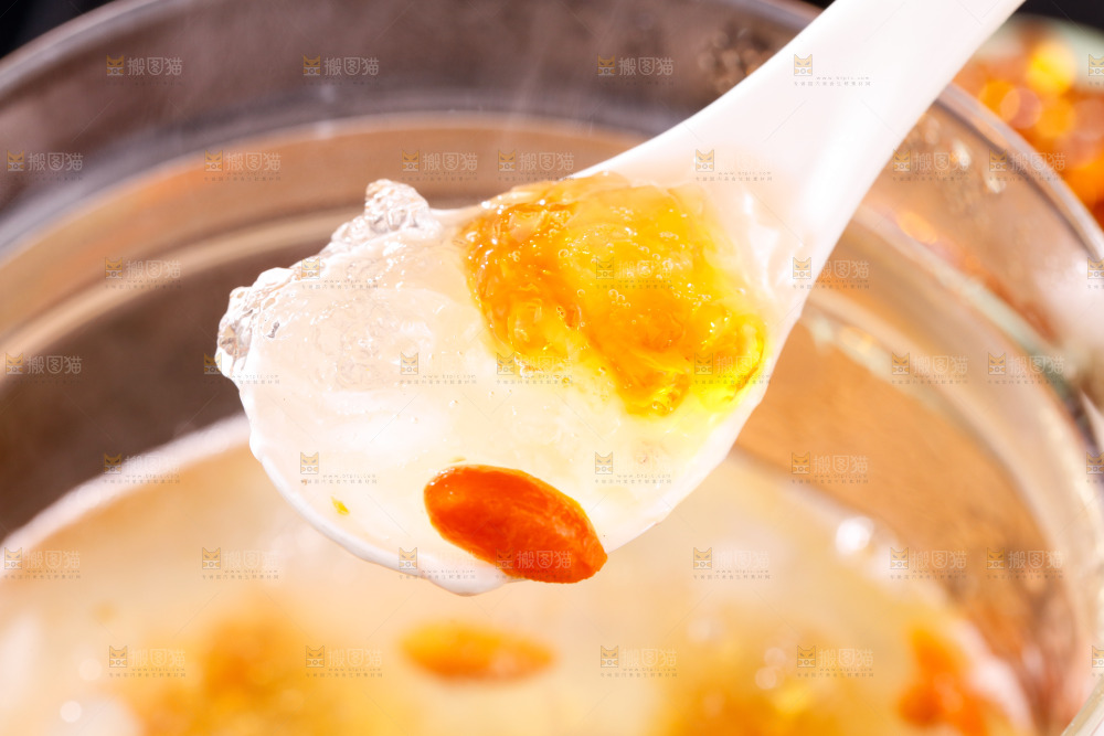 勺子舀着桃胶雪燕皂角米