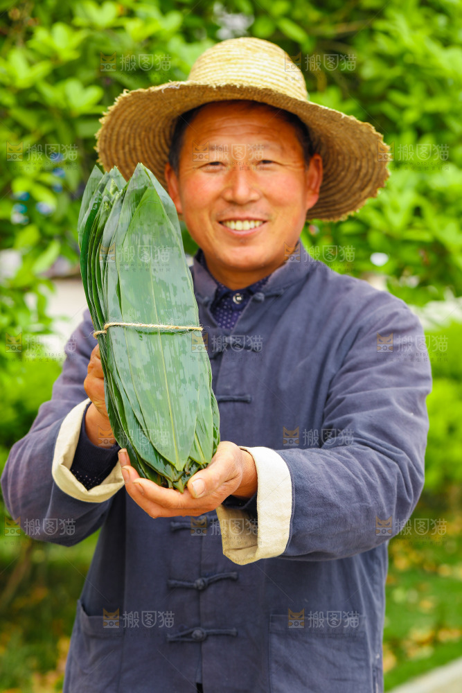 手里拿着粽子叶