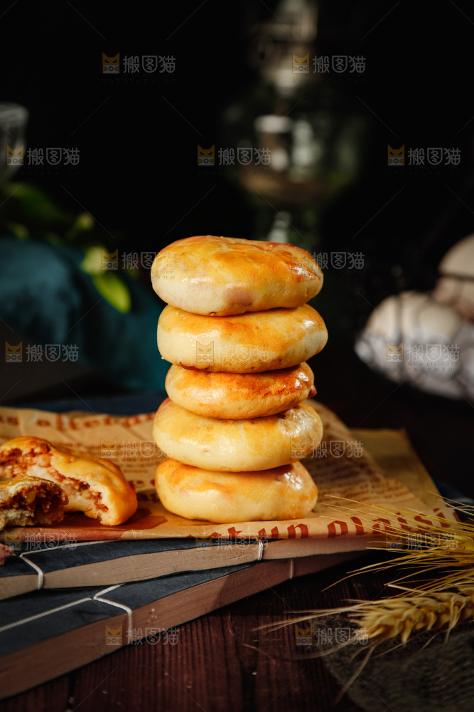 报纸上摆放着鸡仔酥饼