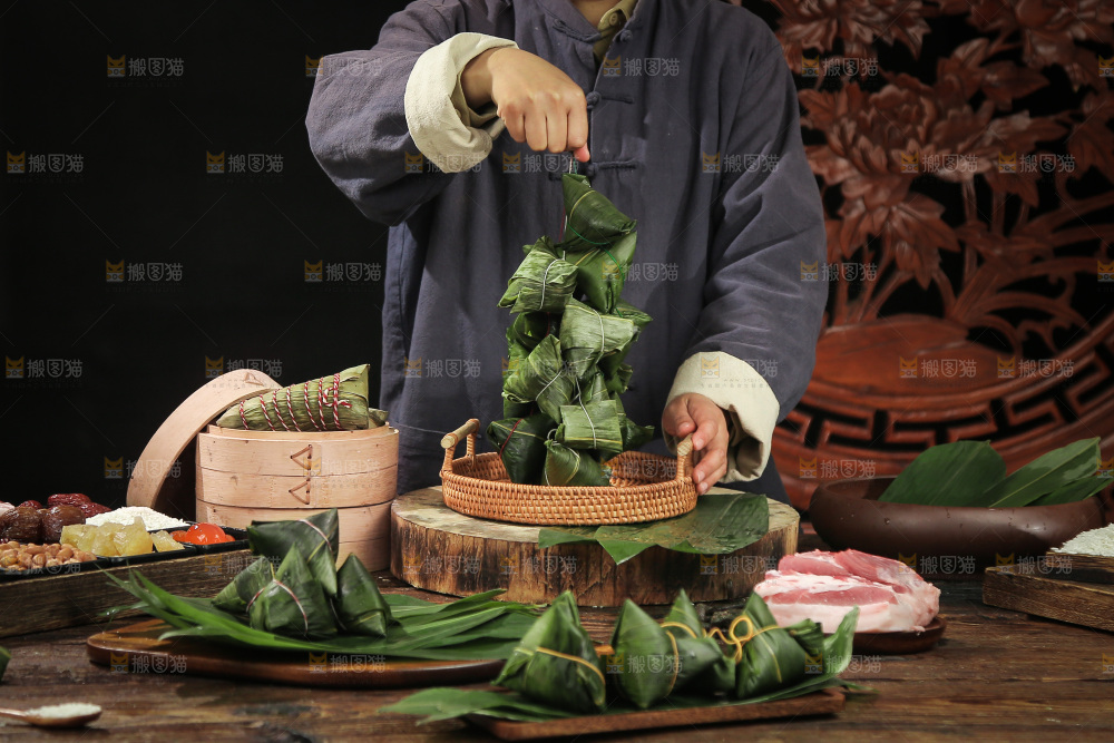 手里提着端午粽子