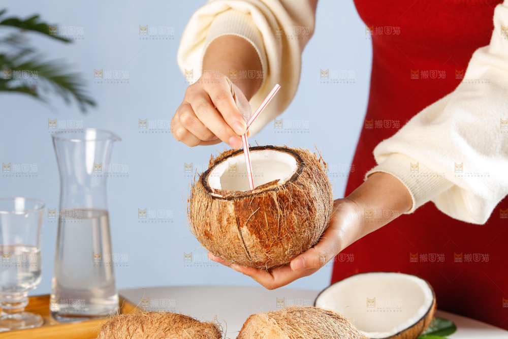 手里拿着椰子汁