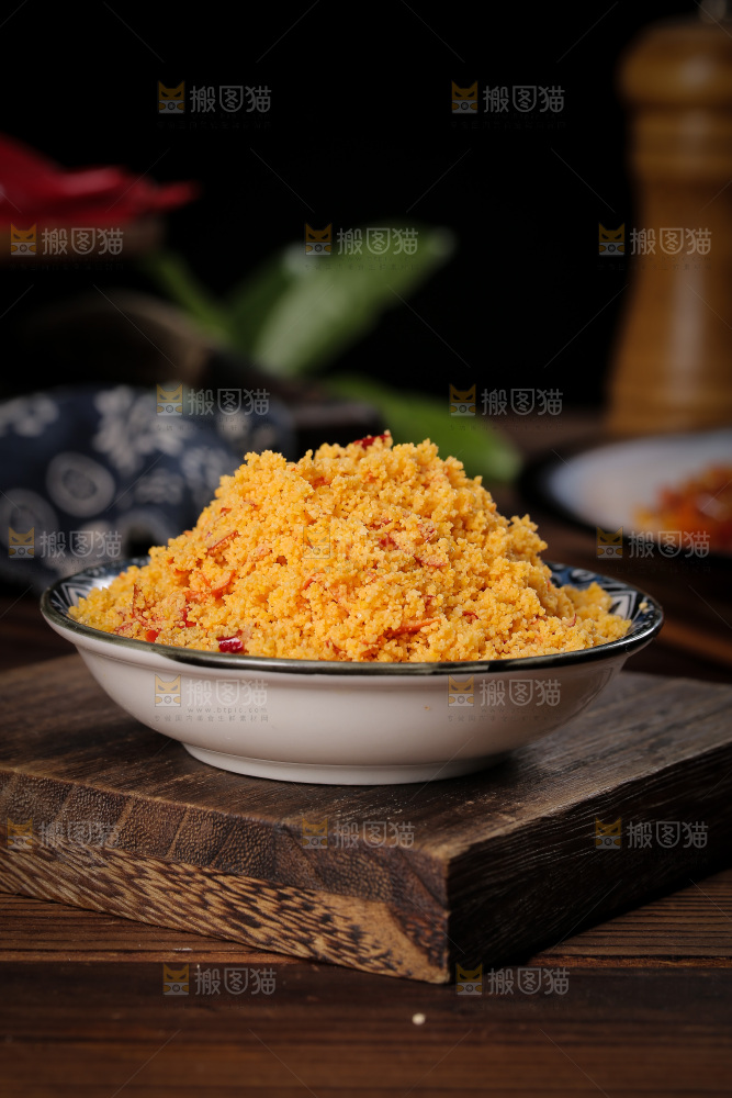 木底上放着一盘榨广椒