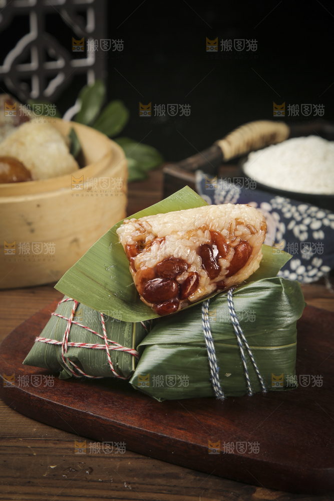 木板上放着红豆粽
