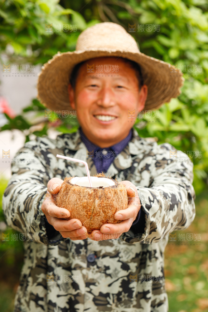 手里捧着椰子