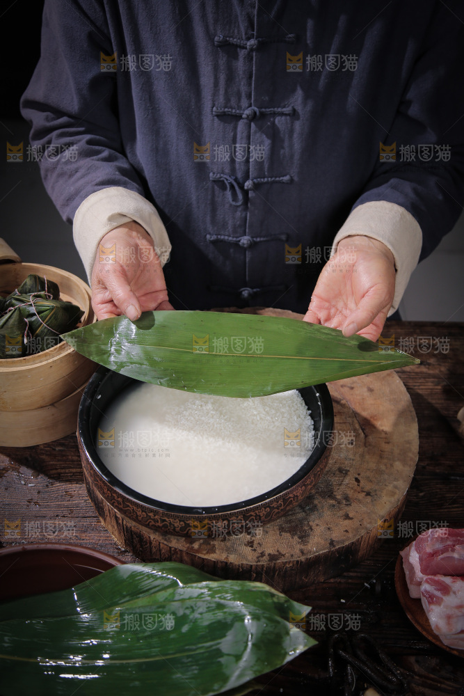 手里拿着包粽子粽叶