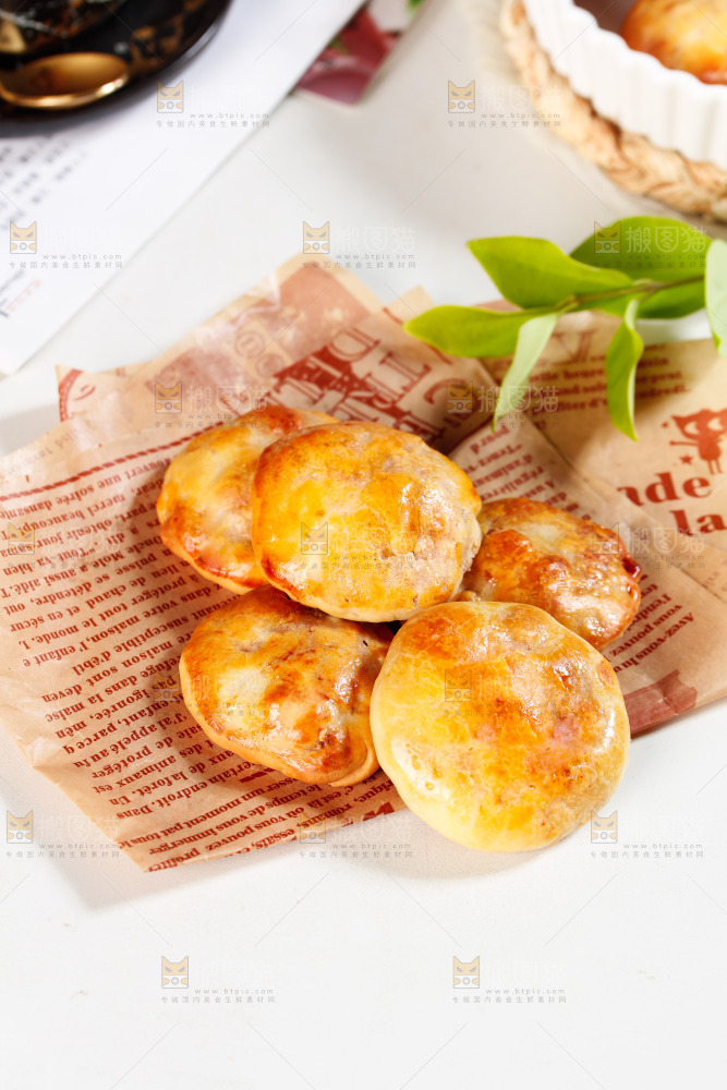 桌子上放着鸡仔饼