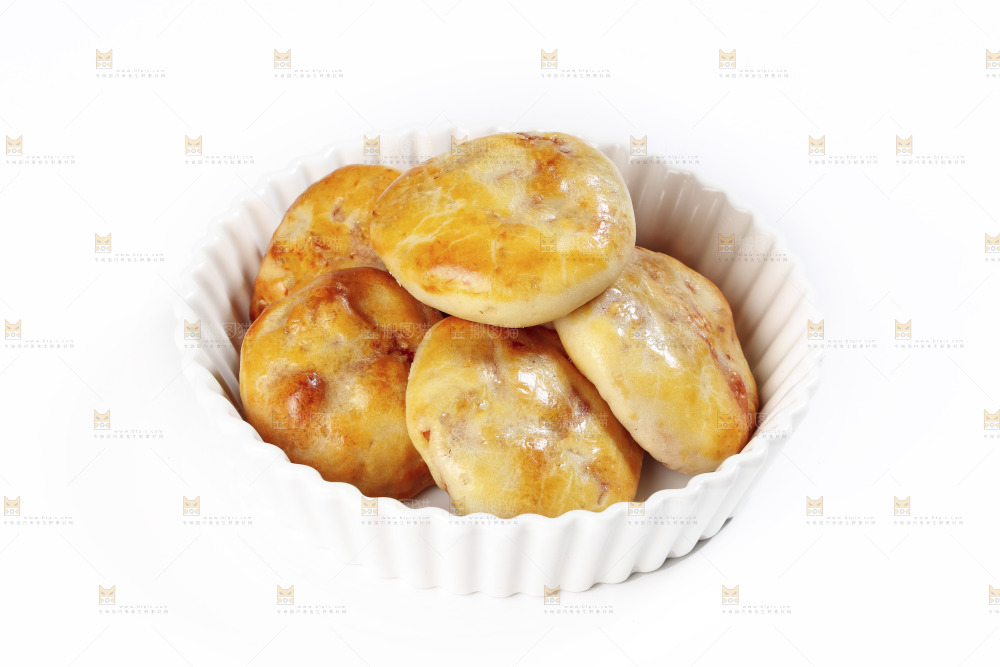 白底上放着一盘鸡仔饼