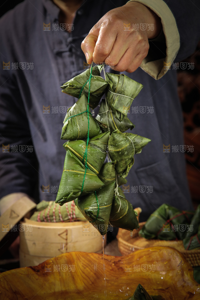 手里提着手工粽子