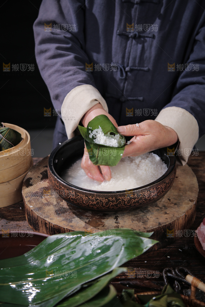 手里着包着粽子