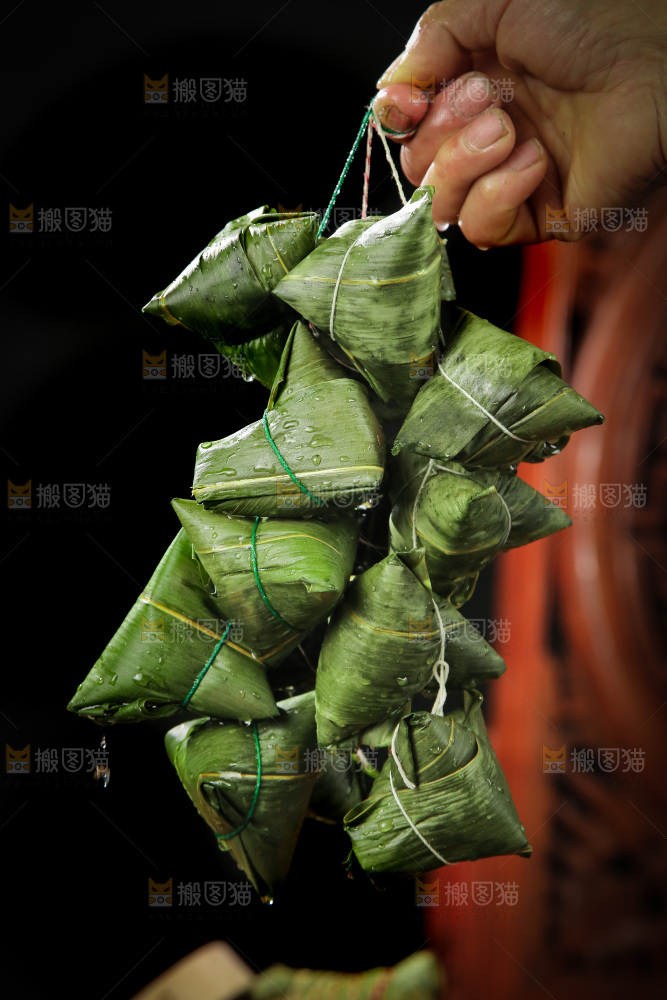 手里提着手工粽子