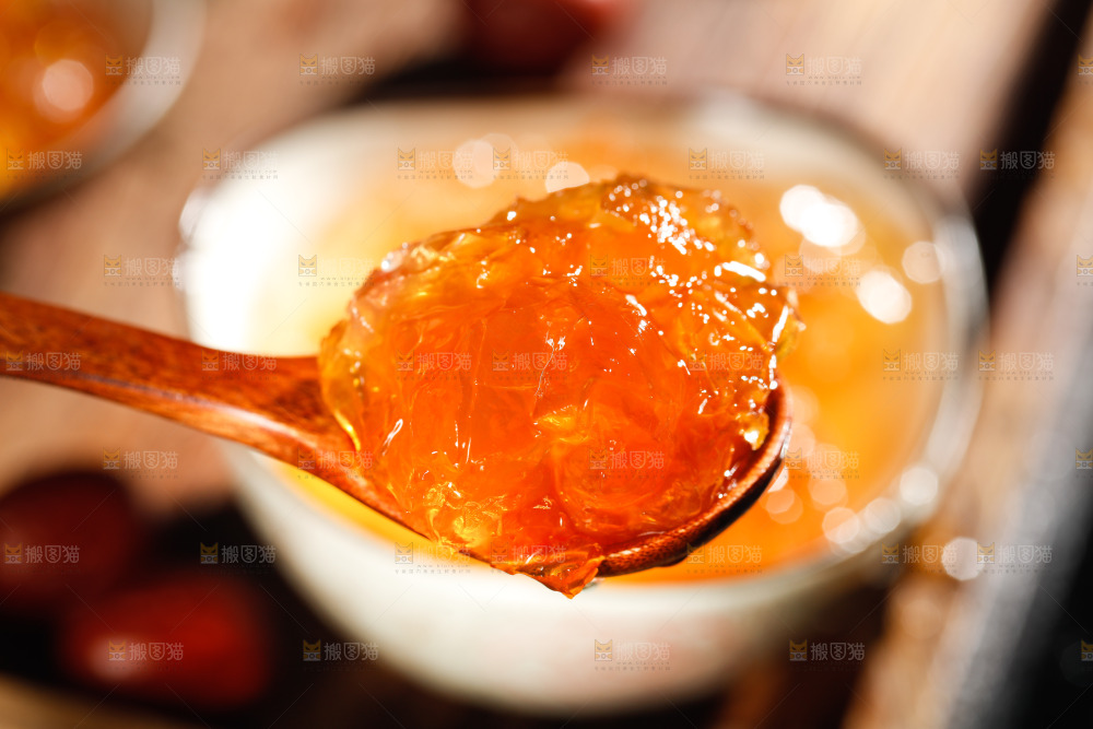 勺子上舀着桃胶特写