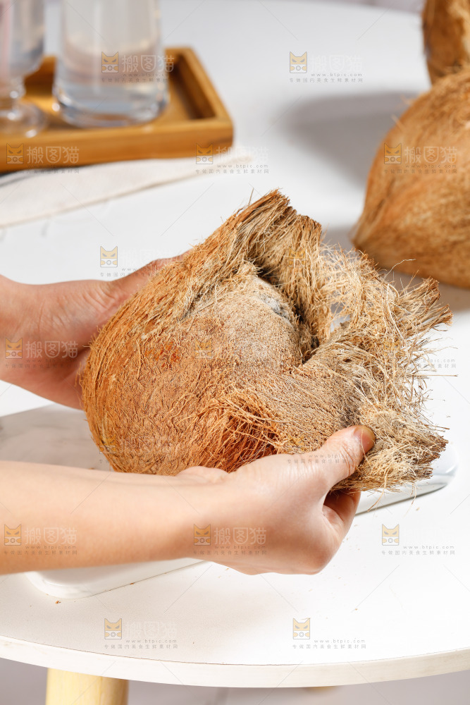 手里撕着毛椰子
