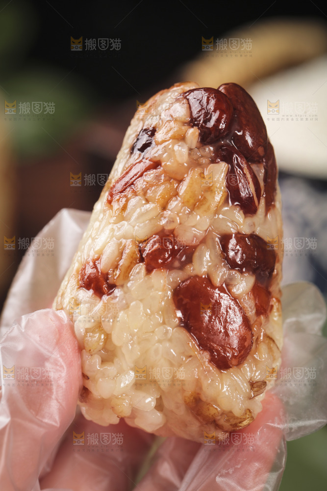 手里拿着红豆粽