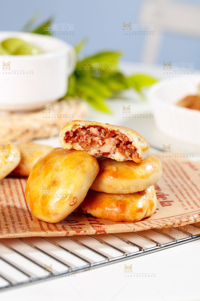 桌子上放着广式鸡仔饼