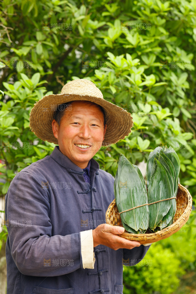 手里端着一篮粽叶