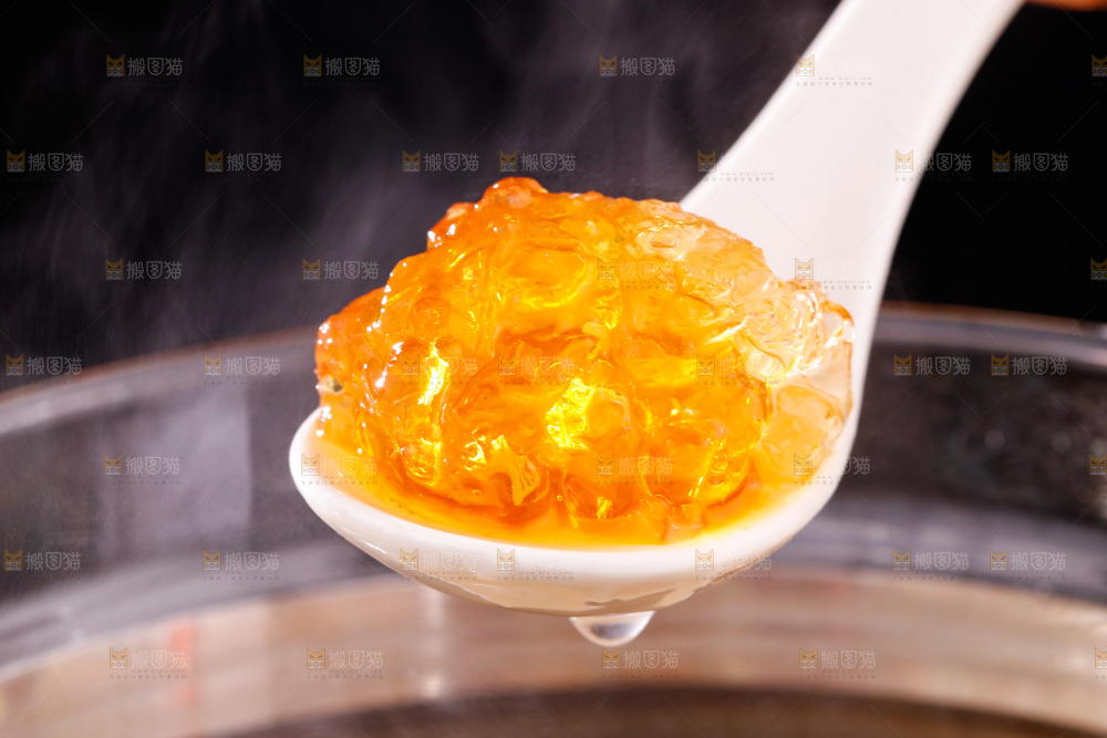 勺子上舀着桃胶