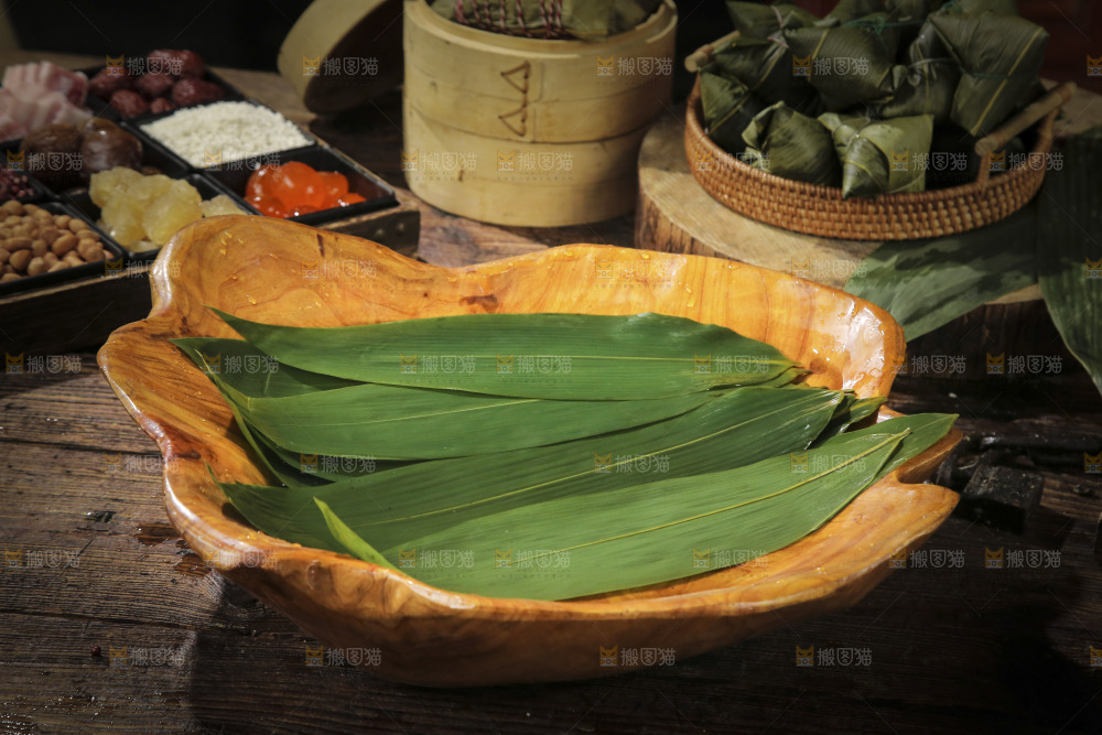 泡着粽子叶