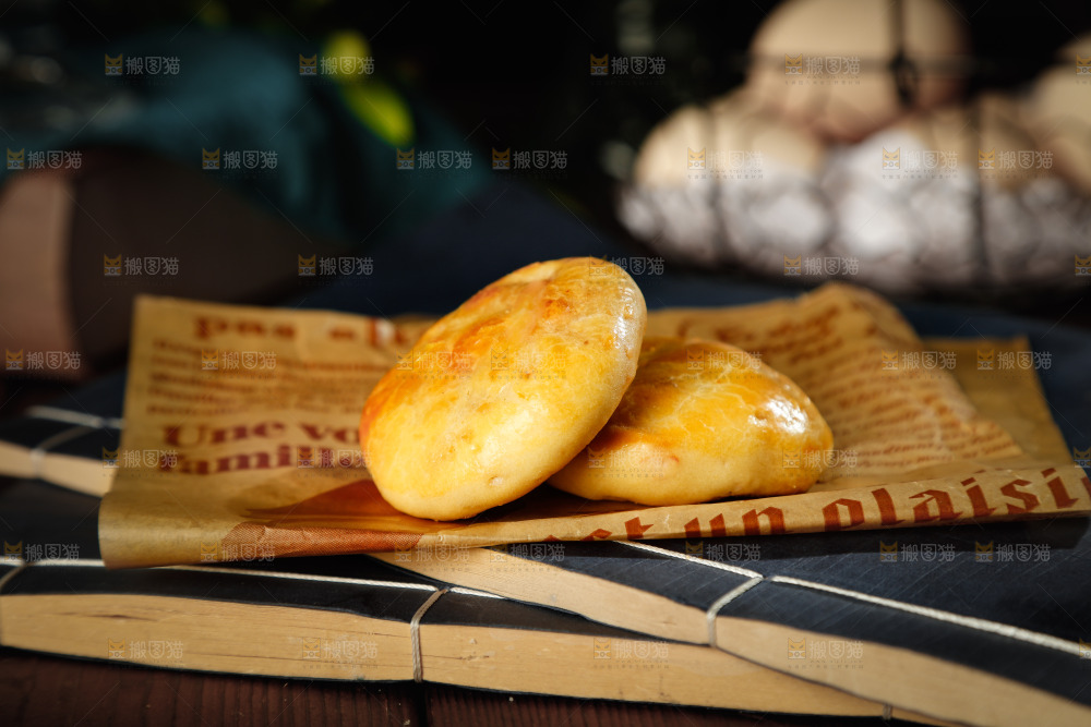 报纸上摆放着鸡仔酥饼