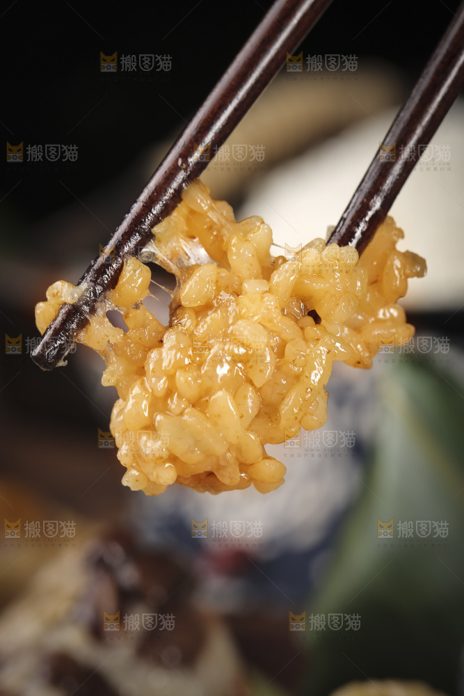 筷子上夹着糯米