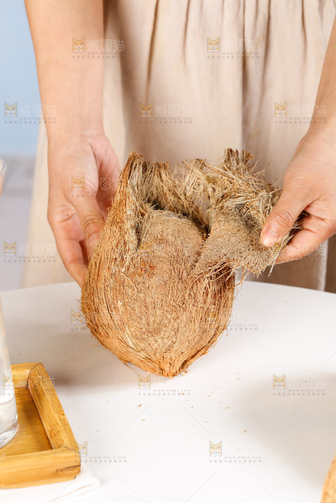 手里撕着毛椰子