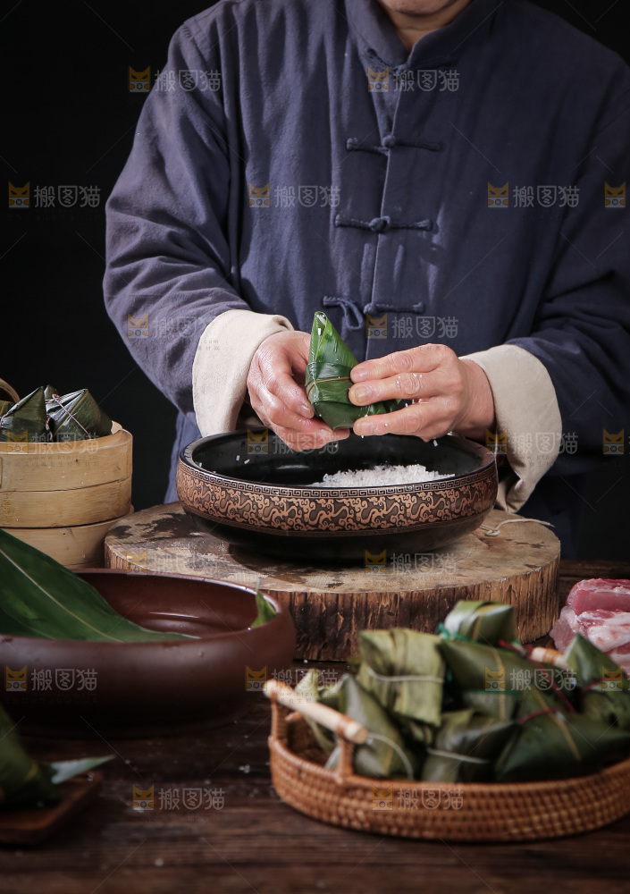 手里包着粽子