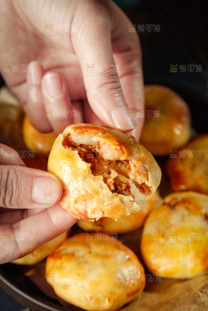 手里拿着鸡仔酥