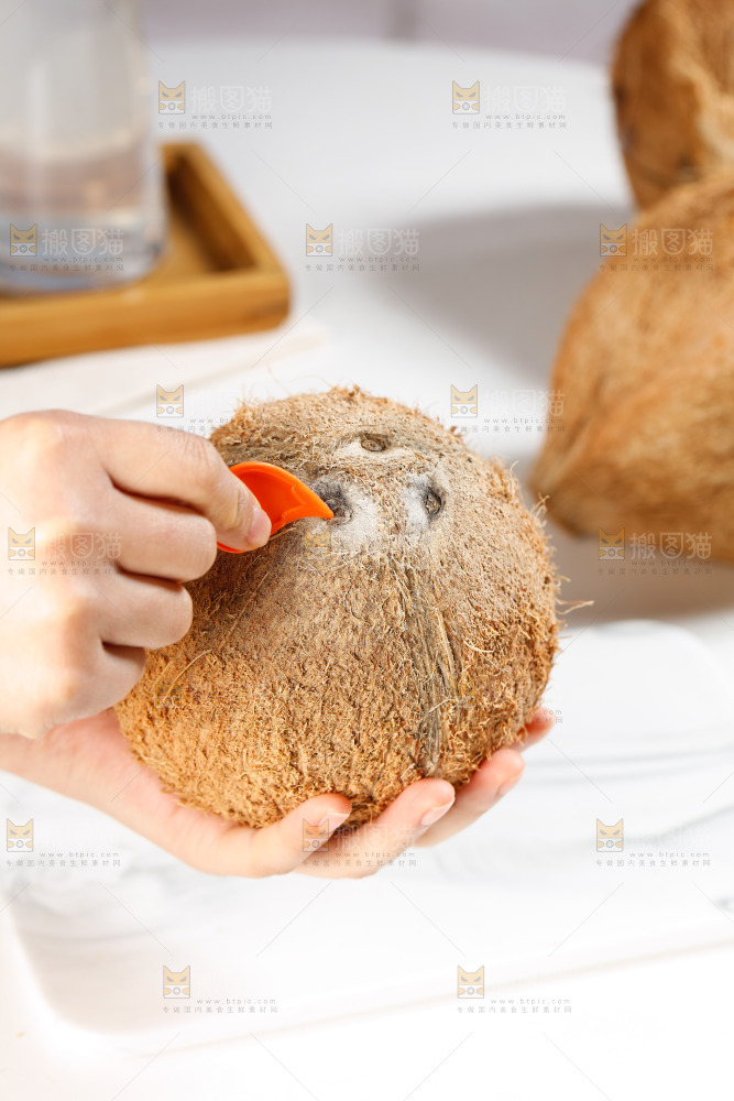 手里开着老椰子