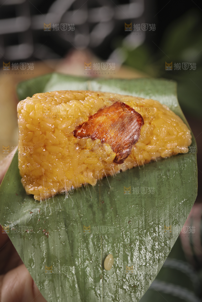 手里拿着鲜肉粽