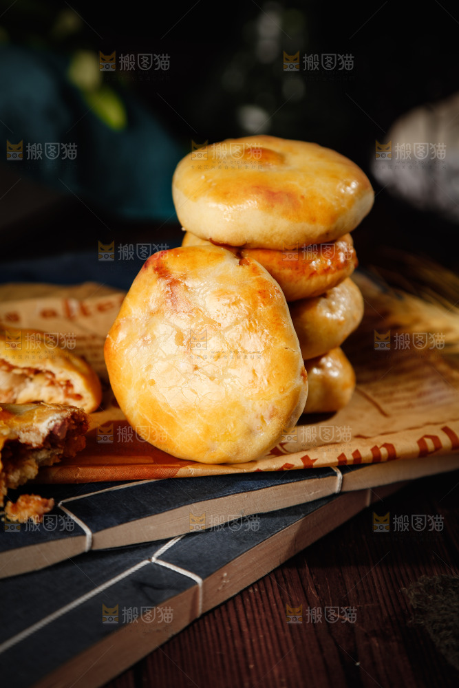 报纸上摆放着鸡仔酥饼