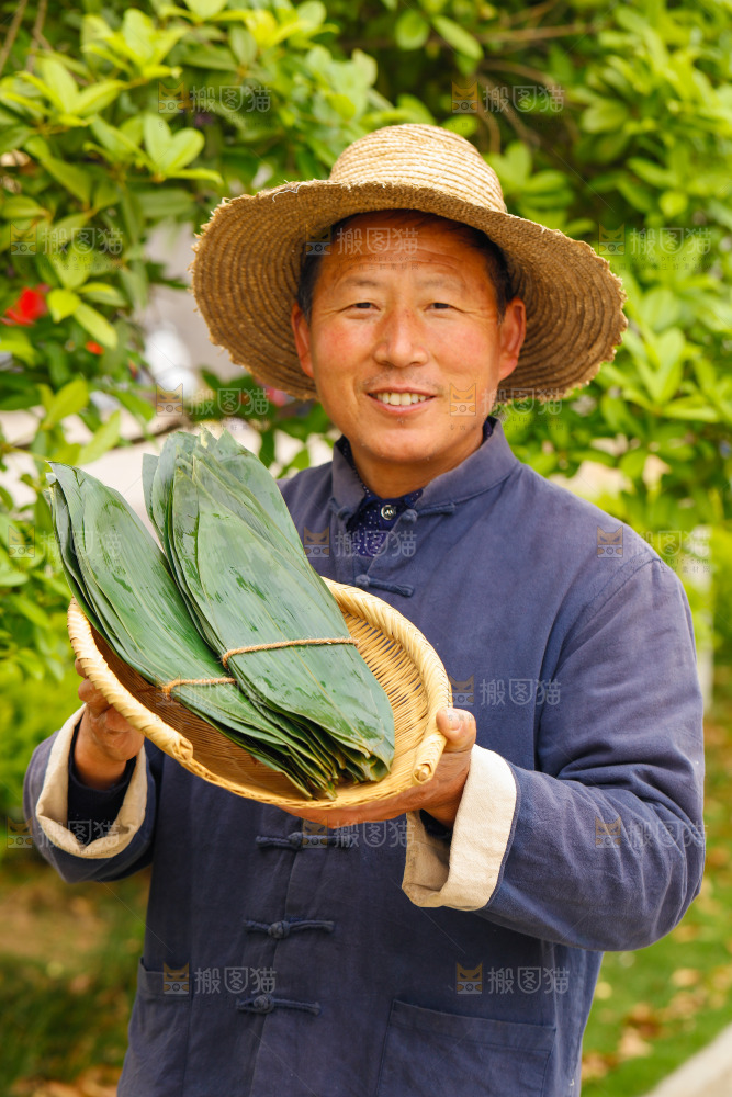 手里端着一篮粽叶