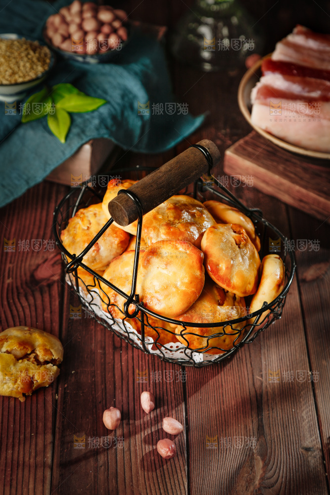 木底上放着一篮鸡仔饼