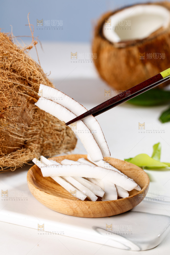 筷子上夹着椰肉